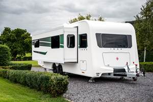 Caravane moderne 2026 pour 5/6 personnes, construction en acier, avec zone d'assise avant convertible en grand lit double et dinette latérale - Product Image 6