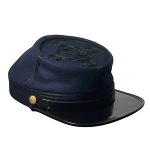Chapeau shako du XIXe siècle, probablement porté par une unité américaine, orné d'un écusson d'aigle en laiton et d'un insignes de corne de trompette. - Product Image 5