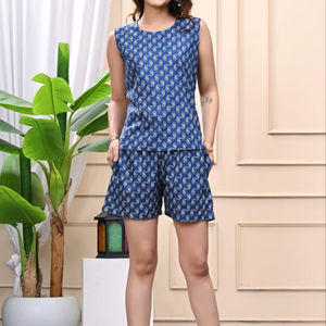 Conjunto de Dos Piezas de Algodón Estampado Azul para Mujer, Top sin Mangas con Pantalones Cortos, Atuendo Informal para Descansar - Product Image 1