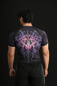 Camiseta Deportiva de Manga Corta para Hombre, Negra, con Estampado de Dragón Morado, Protección UPF50+, Secado Rápido, Antibacteriana, Ecológica, de Poliéster, con Diseño de Logotipo Frontal - Product Image 4