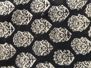 Tela de Algodón Estampada a Mano con Diseño Floral Buti sobre Base Negra |   Textiles Tradicionales de Jaipur - Product Image 3