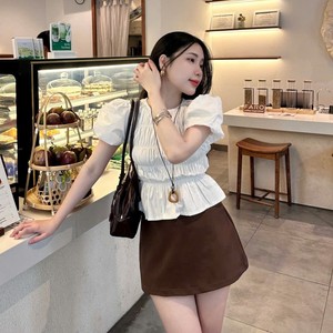 Ensemble 2 pièces décontracté pour femme : Blouse blanche unie à manches bouffantes et mini-jupe marron – Idéal pour l'été, les vacances et les rendez-vous - Product Image 1