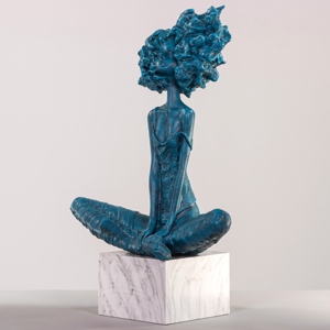 Sculpture abstraite de femme bleue de luxe, figurine en marbre, statue artistique de femme, décoration contemporaine pour la maison, artisanat personnalisable - Product Image 1