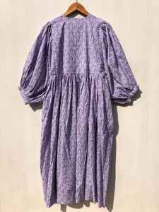 ชุดเดรสผ้าโปร่งลายดอกไม้ คอวีลึก ผ้าฝ้ายพิมพ์ลายด้วยมือ สไตล์ลำลองสำหรับฤดูร้อน ขายส่ง ระบายอากาศได้ดี แห้งเร็ว - Product Image 3