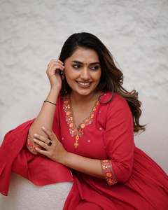 Ensemble Kurtai de luxe pour femmes en viscose rouge brodée Chandetri avec pantalon en viscose Chandetri et dupatta imprimé - Product Image 3