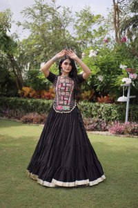 Lehenga Choli de Algodón Negro con Bordado Colorido, Traje Tradicional Indio para Bodas, para Mujer, Largo hasta el Suelo, Corte Holgado - Product Image 2