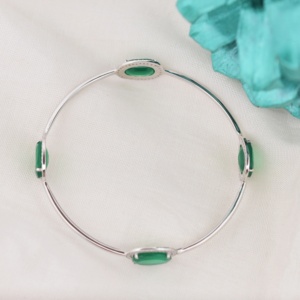 กำไลข้อมือหินออนิกซ์สีเขียวธรรมชาติ (สีเขียวมรกต) ทรงรี ประดับด้วยเงินแท้ 925  แบบแข็งแรงทนทาน - Product Image 3
