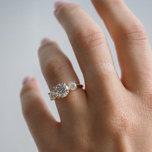 Anillo de tres piedras con diamante talla redonda East West de 1.01 quilates cultivado en laboratorio con oro amarillo de 18 quilates, joyería de regalo para fiestas, bodas, cumpleaños, etc. - Product Image 6