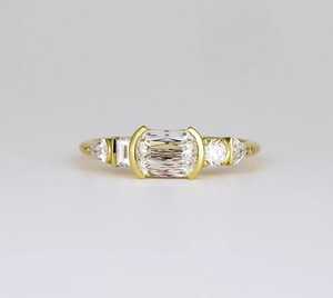 Bague moderne à cinq pierres en diamant de laboratoire taille coussin 1,00 carat, style « Old Mine », en or massif 14 carats, bijou raffiné pour occasions spéciales - Product Image 1
