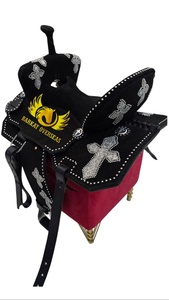 Silla de montar de cuero genuino personalizada para carreras de barriles estilo western, con adornos en forma de cruz, de cuero suave y madera, duradera, con asiento profundo y cantle alto - Product Image 4