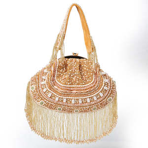 Pochette de soirée demi-lune artisanale à franges perlées dorées avec fermoir - Product Image 1