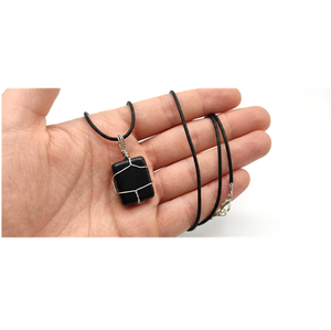 Collar al por mayor de turmalina negra natural hecha a mano con colgante de cristal rectangular envuelto en alambre y cordón negro espiritual - Product Image 2