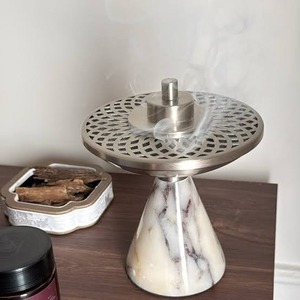 Brûleur d'encens Oud Bakhoor arabe traditionnel avec un design métallique moderne et une base en marbre pour les rituels parfumés, la décoration d'hôtel et les fêtes - Product Image 2
