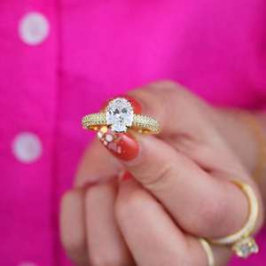 Bague de fiançailles ovale en moissanite en or jaune 14 carats sur argent sterling avec bande pavée de diamants, ensemble de mariage - Product Image 6