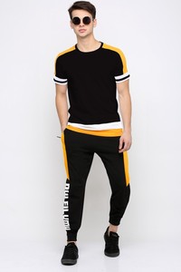 T-shirt à capuche unisexe noir et jaune en molleton tricoté 100 % coton, anti-plis, à manches régulières et respirant - Product Image 1