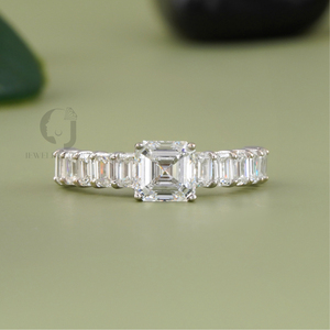 Anillo de Oro Blanco de 14K con Diamante Cultivado en Laboratorio de Corte Asscher de 1.50 CT para Mujer, de Rudakiya Brothers, con Banda de Corte Escalonado (Certificado VVS-VS DEF IGI) - Product Image 4