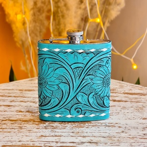 Venus Leathers Nouveauté 2026 En gros Gourde de hanche de luxe portable en acier inoxydable enveloppée de cuir de vachette marron, étanche, 8oz, avec poignée - Product Image 1