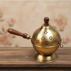 Quemador Árabe Artesanal con Asa de Madera, Soporte de Incienso de Metal Dorado de Lujo para Oud y Ramadán Tradicional - Product Image 1