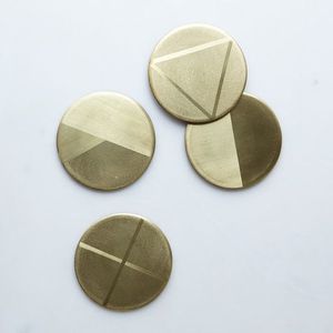 Ensemble de sous-verres classiques en métal pour une décoration intérieure traditionnelle, offrant un style intemporel et une surface de contact sécurisée pour les boissons - Product Image 4