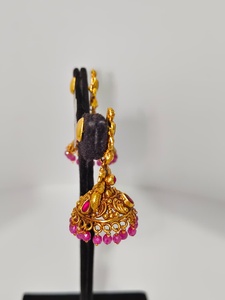 Pendientes Antiguos de Oro Sólido de 22k con Motivo de Lakshmi Hechos a Mano, Joyería de Boda con Esmeraldas Verdes y Perlas Naturales - Product Image 3