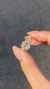 แหวนหมั้นเพชรทรงรีทองคำ 14K ดีไซน์เนอร์ พร้อมเพชรด้านข้าง สไตล์คลาสสิก - Product Image 2
