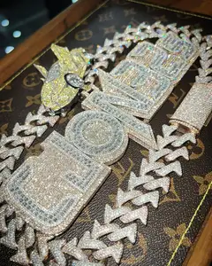 Spede Baguette de moissanita para niños y placa de nombre personalizada redonda colgante inicial con incrustaciones de fábrica de plata esterlina helada grado VVS - Product Image 1