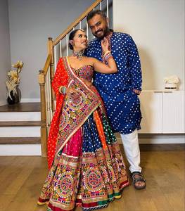 Lahenga Choli de Soirée en Coton Mousseline à Imprimé Numérique et Broderie Miroir Véritable, avec Dentelle Patta Lampi, Longueur Ras du Sol – Édition Exclusive Navratri - Product Image 2