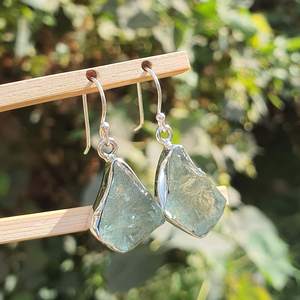 ต่างหูอะความารีนดิบทำมือ เงินสเตอร์ลิง พลอยดิบ ของขวัญคริสต์มาส - Product Image 1