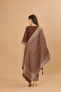 Tela de Viscosa Premium Safaa Mocha Brown para Vestidos sin Coser con Detalles en Zari Dorado y Dupatta Geométrica - Product Image 6