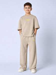 ONETEN APPARELS Ensemble de survêtement en coton beige pour garçons, col rond, manches courtes, coupe ample, pantalon à cordon avec poches latérales, printemps - Product Image 1
