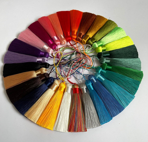 Pompons en rayonne soyeuse de 8 cm faits main de haute qualité, épais, colorés et très visibles, pour vêtements ou usages personnalisés - Product Image 3