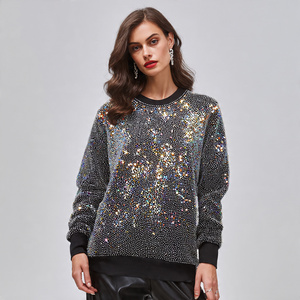 เสื้อสเวตเชิ้ตผู้หญิง แขนยาว คอวี ประดับคริสตัลเต็มตัว รุ่น Winter Street แบบสั่งทำพิเศษ - Product Image 1