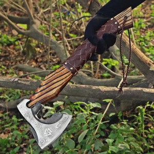 Hacha Tomahawk Hecha a Mano con Hoja de Acero Forjado, Mango de Madera y Diseño Nórdico Grabado, Hacha de Supervivencia - Product Image 2