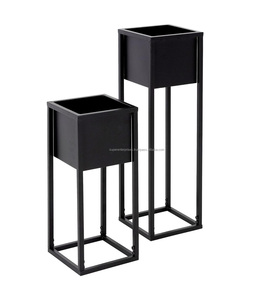 Table d'appoint en métal de style nordique, inspirée des principes de design scandinave, avec une beauté fonctionnelle simple - Product Image 3