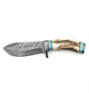 Outil utilitaire robuste pour l'extérieur, en acier damas sur mesure, fabriqué à la main, avec pierre turquoise et manche en bois de cerf. - Product Image 4