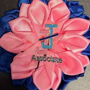 เข็มกลัดซาตินแจ็คแอนด์จิล ลายดอกไม้สีชมพูและสีฟ้า พร้อมโลโก้ เข็มกลัดสวยหรูมีสไตล์สำหรับสมาชิกแจ็คแอนด์จิล - Product Image 3