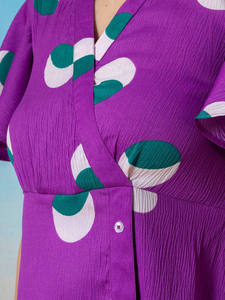 เดรสลายจุดพิมพ์ลายโพลก้าดอท แขนบานทรงเข้ารูปและทรงบานยาวระดับกลาง สีม่วง เดรสพิมพ์ลายจุดพิมพ์ลายโพลก้าดอท คอวี แขนยาวบานทรงเข้ารูปและทรงบานยาวระดับกลาง - Product Image 4