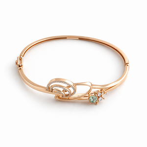 Bracelet spirale en or rose 18 carats avec cristal et accent de pierre verte pour femme, bijou élégant de créateur, cadeau pour mariage ou fête - Product Image 3