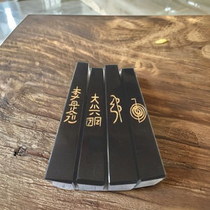 Pirámide de Ágata Negra Grabada con el Logotipo de Reiki, Artesanía de Piedras Preciosas para Sanación con Reiki, Meditación y Decoración del Hogar - Product Image 1