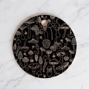 Tabla de cortar redonda de plástico con estampado de hongos en blanco y negro y orificio para colgar - Product Image 1