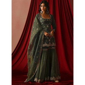 Conjunto de Traje Sharara Verde de Seda con Bordado Zari para Mujer, Ideal para Ceremonias de Mehndi - Product Image 2