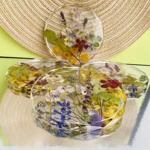 ชุดจานรองแก้วเรซิ่นรักษ์โลก วาดลายด้วยมือ ปรับแต่งได้ ชุด 4 ชิ้น ลายดอกไม้เคลือบอีพ็อกซี่ พร้อมดอกไม้แห้ง สำหรับตกแต่งโต๊ะ - Product Image 6