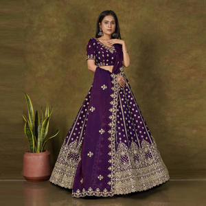 ชุดเลเฮนกาโชลีดีไซน์เนอร์ Moss Finish พร้อมลายปักดิ้นทองสุดประณีต ขอบตกแต่งอย่างหรูหรา พร้อมผ้าคลุมไหล่ Dupatta สำหรับงานเทศกาล - Product Image 5