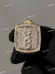 แหวนเงินแท้ 925 ประดับเพชรโมอิสซาไนต์ ขอบทรงบาแก็ตต์ ดีไซน์หรูหรา สีทอง สำหรับผู้ชาย สไตล์ฮิปฮอป - Product Image 2