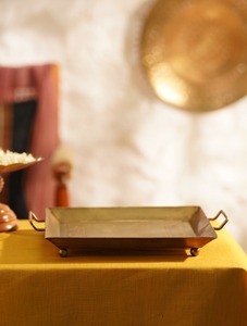 Plateau rectangulaire en métal décoratif finition laiton antique avec quatre pieds pour le service dans les hôtels et les restaurants - Product Image 3