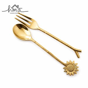 Juego de cuchara y tenedor de latón con acabado dorado, mangos largos texturizados, extremos en forma de girasol y rama, tazón ovalado y tenedor de tres puntas - Product Image 1