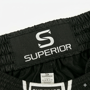 Shorts de MMA de qualité supérieure, gamme internationale premium, conçus avec soin pour répondre aux exigences des athlètes de arts martiaux mixtes - Product Image 2
