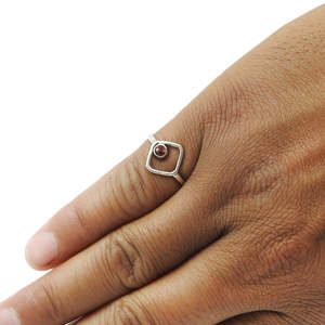 Bague en argent sterling 925 de créateur, sertie d'une pierre précieuse grenat taille ronde, bijoux bohèmes faits à la main pour femmes, prix de gros. - Product Image 2