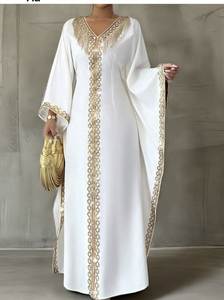 Abaya blanche en polyester coupe ajustée avec broderie perlée dorée, col montant, manches longues, longueur ras du sol, robe modeste pour l'Aïd et les mariages, pour femmes du Moyen-Orient - Product Image 2