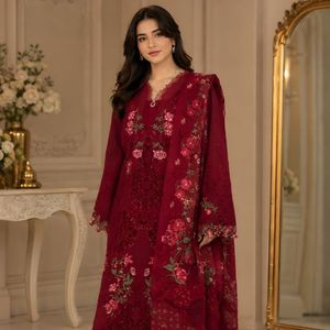 Ensemble haut et bas en lawn imprimé de luxe avec dupatta en coton pur, collection pakistanaise en lawn, vente en gros par Royal Export - Product Image 2